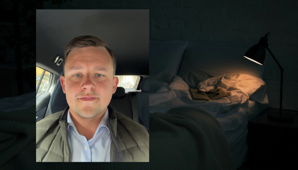 Ole Jørgen (38) trodde han måtte ha resept for å sove bedre – nå har han helt endret syn Bildet er delt i to. Til venstre ser vi en mann i 30-årene med kort, mørkblondt hår og lys hud. Han sitter i en bil, har på seg en skjorte og en vattert ytterjakke, og ser rett inn i kamera med et rolig uttrykk. Til høyre i bildet er det et mørkt, dempet soverom. Et leselys lyser svakt over en uoppredd seng med hvitt sengetøy. På senga ligger en bok og et par briller, som om noen nettopp har lagt seg eller akkurat har stått opp.