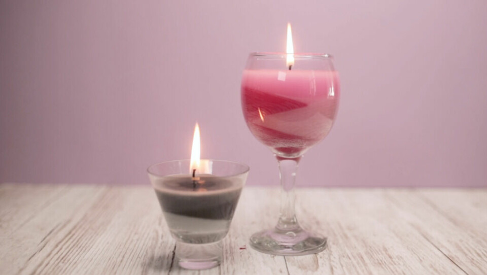 To vakre tippe-lys støpt i glass, med lagvise farger som skapes ved å tippe glasset under støpingen. Perfekte som dekorative elementer i hjemmet eller som unike gaver. (Foto: Kreative Ideer/ Miriam Schjetlein)