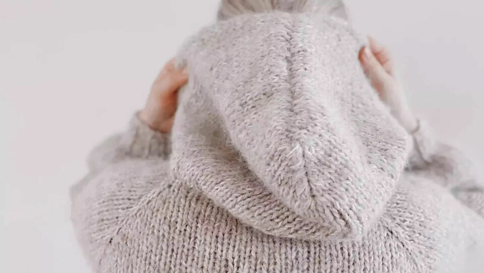Emiliehoodie fra Knitting by Emilie – en myk og lun strikkehoodie med perfekt passform og deilig hette! (Foto: Knitting by Emilie) Emiliehoodie fra Knitting by Emilie er en stilren og komfortabel hettegenser strikket i mykt og loddent garn. Den har en avslappet passform, ribbestrikkede detaljer og en romslig hette for ekstra varme. Genseren er perfekt for både inne- og utebruk, og gir et moderne og tidløst uttrykk i garderoben.