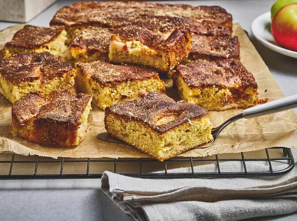 Eplekake: Oppskrift på enkel og saftig kake i langpanne