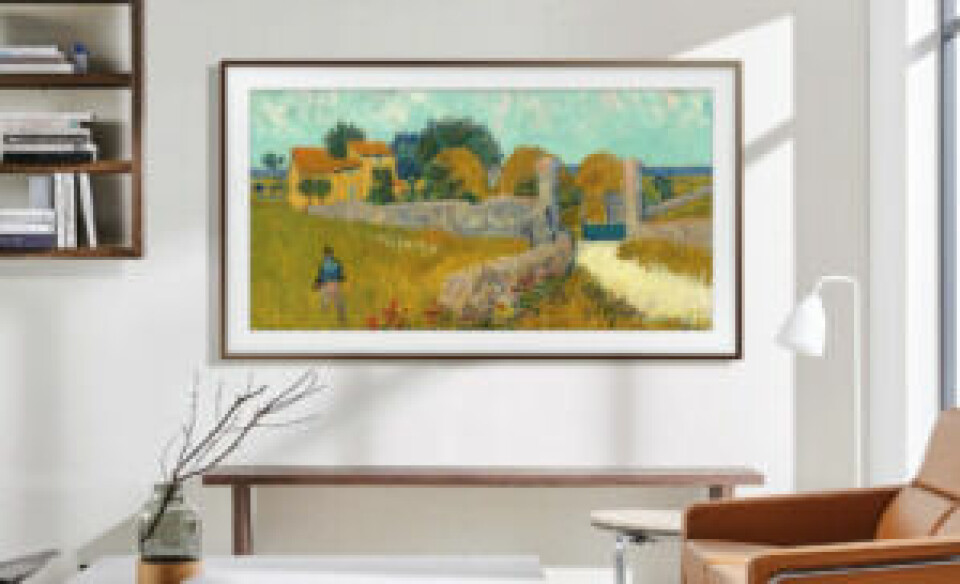 Samsung The Frame er en av TV-ene mange av de store kjedene har på tilbud under Black Week. Samsung The Frame er TV-en som forvandler hjemmet ditt til et kunstgalleri. Nyt en skjerm som ser ut som kunst på veggen, og tilpass utseendet med hundrevis av kunstverk i Art Mode. Samsung The Frame er den perfekte løsningen for moderne hjem som ønsker både teknologi og stil.