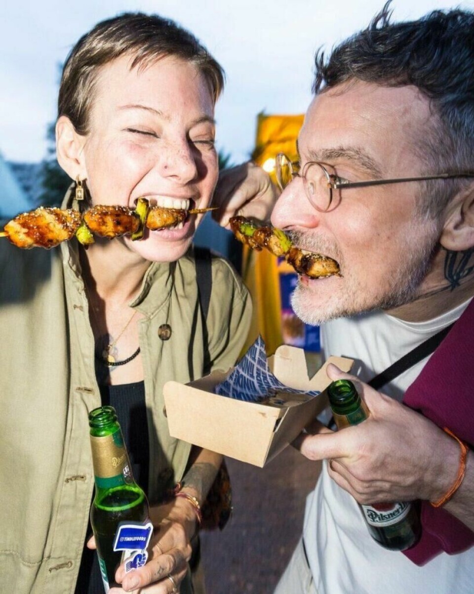 Bite Club i Berlin er også et populært matmarked i Europa som er verdt å ta turen innom. Bildet viser to mennesker som deler en matopplevelse på et matmarked i Berlin. Begge biter samtidig i en grillspyd med kjøtt og grønnsaker, mens de holder hver sin flaske med øl. Begge ser glade ut og nyter øyeblikket, og bakgrunnen er lett uskarp med lyse farger som tyder på en livlig atmosfære. Her finner du tips til ni matmarkeder i populære europeiske storbyer som Paris, Berlin, Roma, Barcelona, København, Lisboa og London.