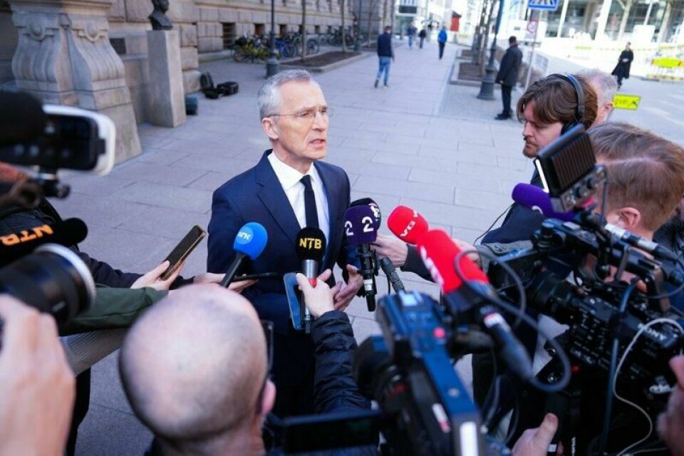 Finansminister Jens Stoltenberg svarer på spørsmål knyttet til børsuroen mandag.