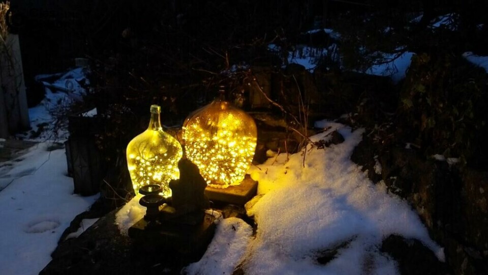 En enkel og vakker lykt lager du med vinballonger og lyslenker. (Foto: Espen Skarphagen) Lamper laget av vinballonger og lyslenker.