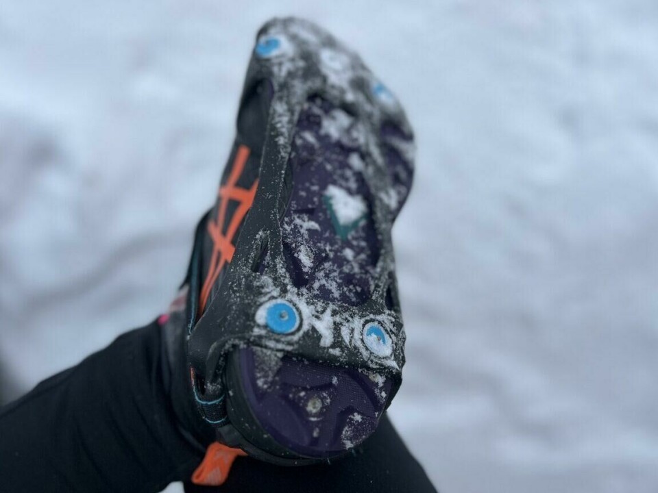 Er du ute etter brodder du kan tre utenpå joggeskoene når du skal ut og løpe i vinter? Skal broddene være passende til joggeturene må de både ha godt grep på vinterføre, men de må gjerne også være lette i vekt og sitte godt på føttene. Her er broddene som er best i test i 2024 og 2025! (Foto: Cecilie Aasland / ABC Startsiden)