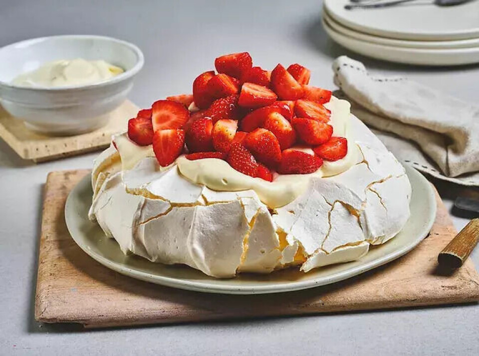 Pavlova: Enkel oppskrift med eggekrem og jordbær