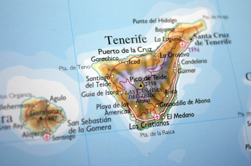 Turistnæringen på Tenerife er bevisst lagt til den sørlige delen av øya, som er den minst frodige fordi jordbruk og dyrking av bananer, tomater, tobakk og sukkerrør, er viktig for den største av Kanariøyene. (Foto: Canva) Bildet viser et detaljert kart over Tenerife, den største av Kanariøyene. Kartet inkluderer: Geografiske trekk: Pico de Teide, Spanias høyeste fjell, er markert med en høyde på 3.718 meter. Områder som 'Las Cañadas del Teide' er også fremhevet, som viser den omkringliggende nasjonalparken. Byer og landsbyer: Kjente steder som Santa Cruz de Tenerife (hovedstaden), Puerto de la Cruz, Los Cristianos, og La Laguna er tydelig angitt. Mindre landsbyer som Garachico, Candelaria, og El Médano er også markert. Transport: Flyplassene er indikert, inkludert TFS (Tenerife Sør). Nærliggende øyer: Den nærliggende øya La Gomera er synlig på venstre side med landemerket Garajonay nasjonalpark. Kartet er detaljert og viser både høydeforskjeller, hovedveier og kjente landemerker, som gjør det nyttig for turister og de som ønsker å utforske Tenerife og områdene rundt.