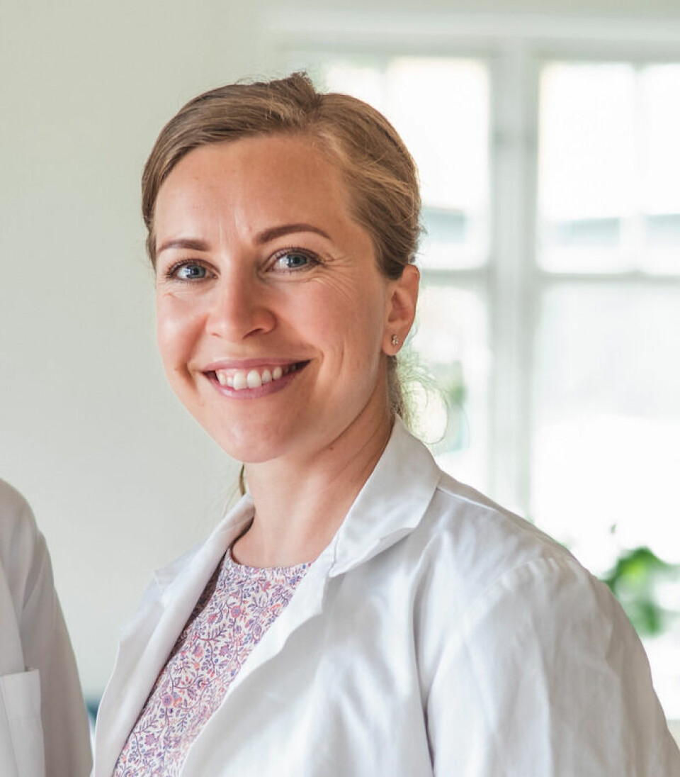 Trude Salte har holdt årlige retreats i stressmestring, hvor man lærer å bygge bedre stresstoleranse. «Jeg har et brennende ønske om å hjelpe mennesker ved å finne frem til hvilke mål de har for sin helse (på kort og lang sikt), hvilke utfordringer de har og hvilke muligheter de har», sier Salte. bildet er det et bilde av en smilende kvinne sittende ved et bord nær et vindu. Hun har på seg en hvit legefrakk og har håret trukket tilbake i en løs hestehale. Kvinnen ser direkte inn i kameraet med et vennlig uttrykk. Bak henne kan man se et vindu, som slipper inn naturlig lys. Atmosfæren er lys og behagelig.