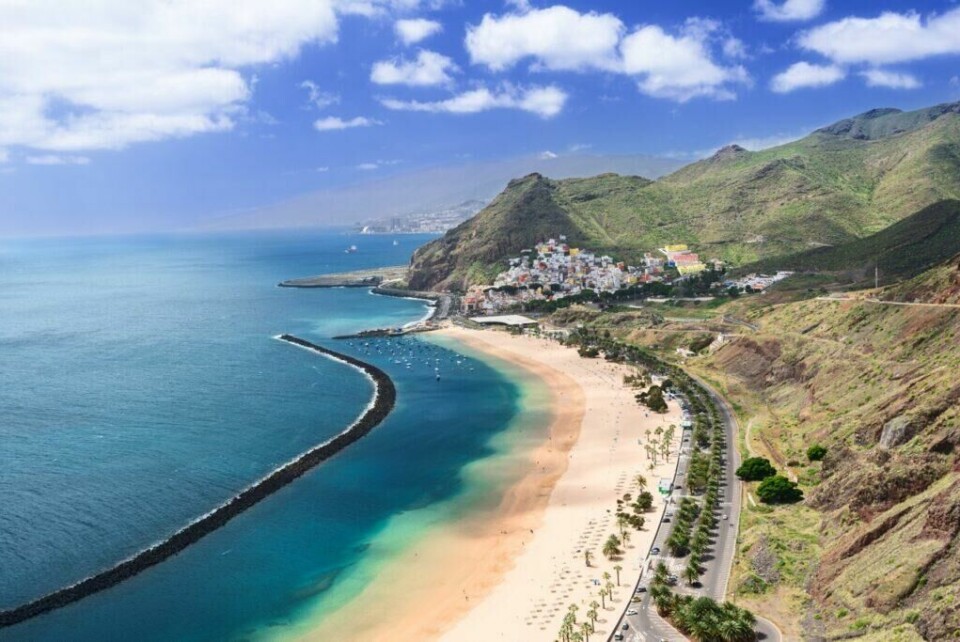 Tenerife er en av de mest populære Kanariøyene, det er også den største. På øya finner du alt fra gyldne sandstrender til svart lavasand og vulkanske bergarter. (Foto: Colourbox)