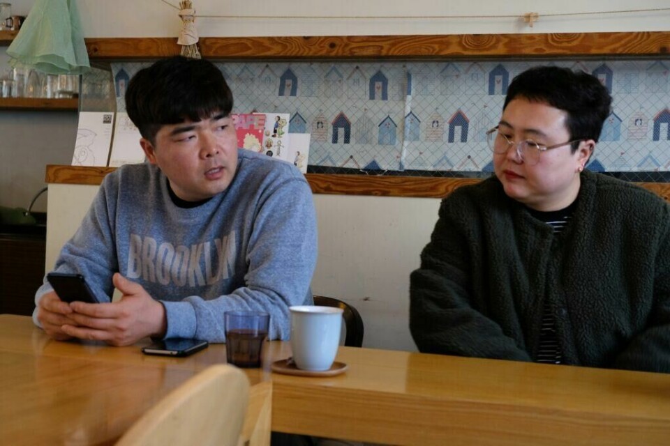Sør-Koreas nyeste tv-drama “Crash landing on you” handler om en paraglider som flyr over til Nord-Korea og forelsker seg i en miliær kaptein der. Sør-Koreas tv-drama 'Crash landing on you' handler om en paraglider som flyr over til Nord-Korea og forelsker seg i en miliær kaptein der.