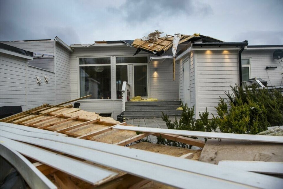 Vind med orkan styrke rev taket av disse rekkehusene i Tananger i Rogaland i 2013. (Foto: NTB)