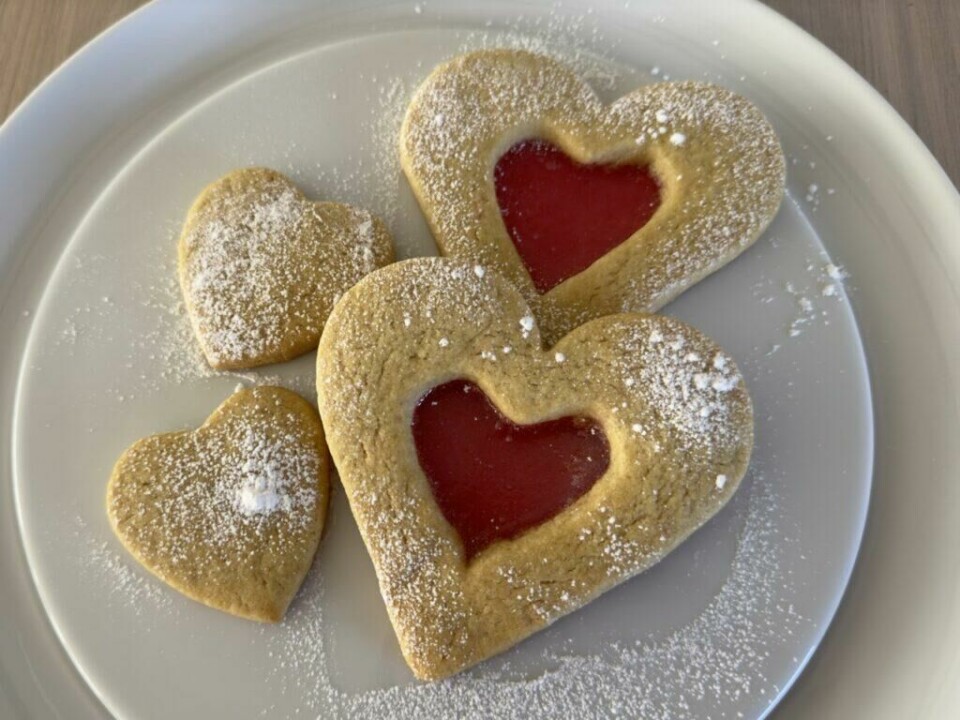 Morsom og flott vri på årets julebakst - Sugar Cookies eller pepperkaker med hjerte av kjærlighet. (Foto: Kreative Ideer/ Aurora Lange) Ferdigstekte hjerteformede kjeks (sugar cookies eller pepperkaker) med rødt, glassaktig fyll, drysset med melis