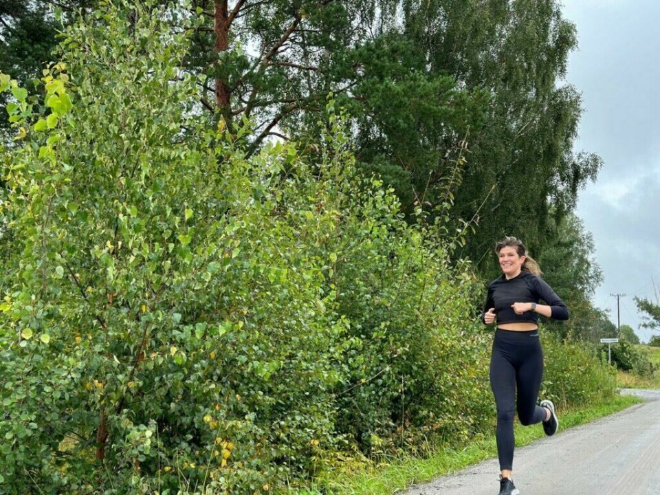 Pust, meditasjon, tilpasset mengde og intensitet med bevegelse, et råvarebasert kosthold, tid sammen med de man er glade i og god søvn er sentralt når man vil bygge opp evnen til å tåle stress sier Salte. (Foto: Mari-Ann Greiner Green) Bildet viser en kvinne som jogger langs en vei omgitt av grønn, frodig vegetasjon. Hun er kledd i svarte treningstights og en svart langermet topp, og smiler bredt mens hun løper. Hun ser avslappet og glad ut, og bildet formidler en følelse av glede og energi knyttet til løping i naturen. Bakgrunnen viser høye trær og busker, og det ser ut til å være en overskyet dag, men stemningen er likevel positiv og oppfriskende. Bildet understreker viktigheten av å smile og ha det gøy mens man trener. Hvordan vet du at du er for stresset? Hva symptomene på stress og hvordan reduserer og håndterer du stress i hverdagen? Legen forklarer.