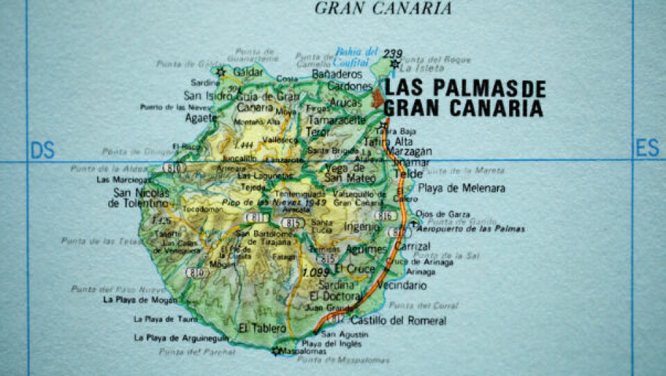 Kart over Gran Canaria, mange nordmenns favoritt og den tredje største kanariøya. (Foto: Canva) Bildet viser et kart over Gran Canaria, en av Kanariøyene. Kartet fremhever øyas topografi, med fjellområder, daler og kystlinjen. Hovedstaden Las Palmas de Gran Canaria er tydelig merket, og flere byer og landsbyer er vist med navn. Kartet inkluderer veier, ruter og naturpunkter, som for eksempel sanddynene i Maspalomas og vulkanske fjellformasjoner. Det gir et godt inntrykk av øyas geografiske oppdeling og attraksjoner.