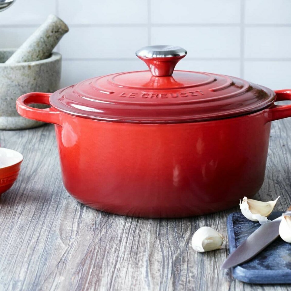 Nå kan du sikre deg denne støpejernsgryten fra Le Creuset med 50% rabatt på Black Week-tilbud. (Foto: Le Creuset)