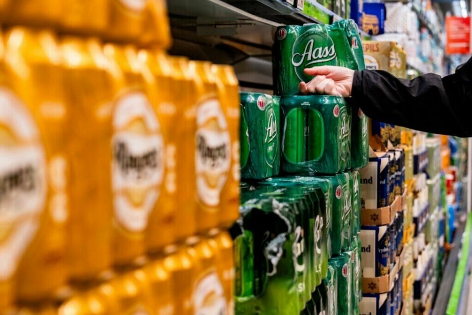 Er du usikker på når du kan kjøpe alkoholholdig drikke som øl og vin i mai 2025? Vi har samlet alle åpningstidene til både ølsalg og vinmonopol i en oversikt. Så slipper du å gå på en bommert midt i den lyse fine vårmåneden. (Foto: Emilie Holtet / NTB)