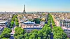 På bilde ser du oversiktsbilde av Paris, Frankrike. På bilde ser du byens gater med grønne trær og Eiffeltårnet i bakgrunn