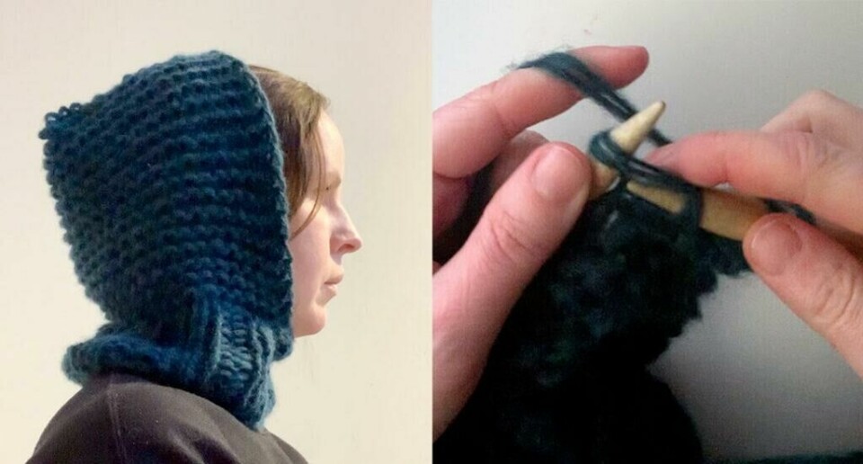 Strikk din egen balaklava – en enkel oppskrift med tykt garn for varme. (Foto: Kreative Ideer/ Miriam Schjetlein) Bildet viser to scener relatert til strikking av en balaklava: 1. På venstre side ser vi en person som har på seg en strikket balaklava, som dekker hodet og halsen. Balaklavaen er laget med et tykt garn og har en tekstur som ser ut som perlestrikk eller en annen ribbet strikketeknikk. Den er i en mørk blå eller mørk farge og sitter tett rundt hodet og halsen, med en kant som går nedover skuldrene. 2. På høyre side ser vi et nærbilde av noen som strikker med tykke strikkepinner. Garnet som brukes, ser ut til å være det samme som det som er brukt i balaklavaen, og vi ser en hånd som holder garnet og strikkepinnen i en bevegelse som tyder på at personen er midt i å strikke.