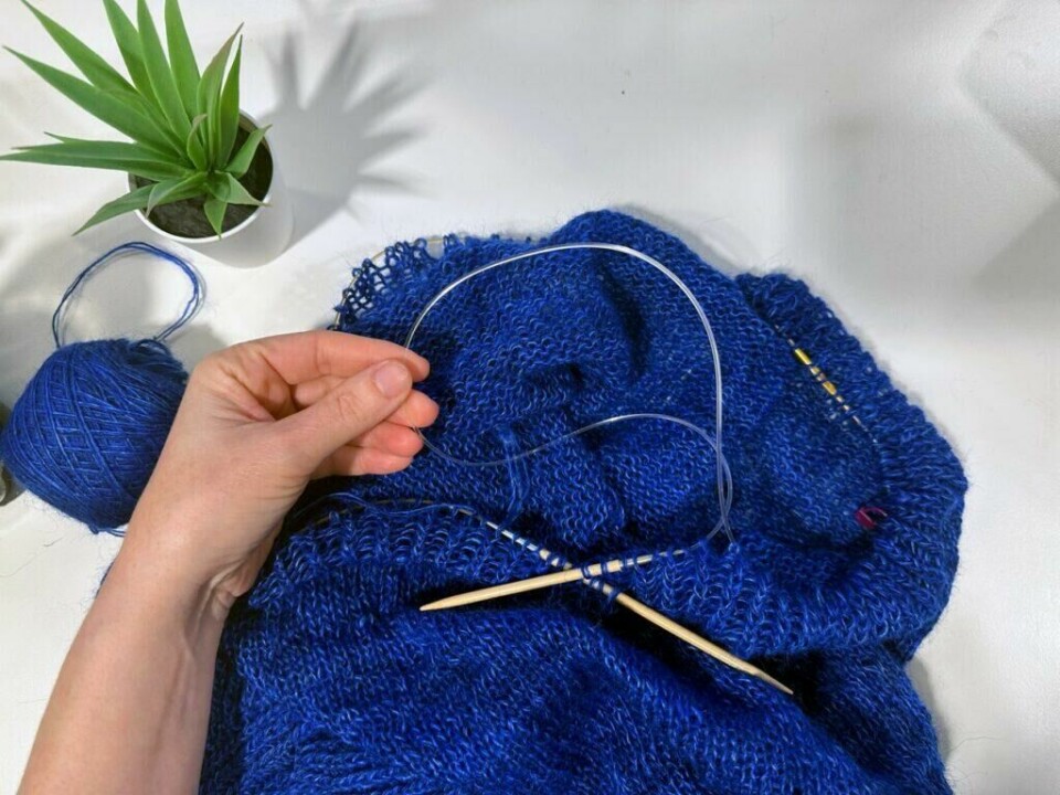 Strikk med 'traveling loop' og bruk lengre rundpinner uten problemer.