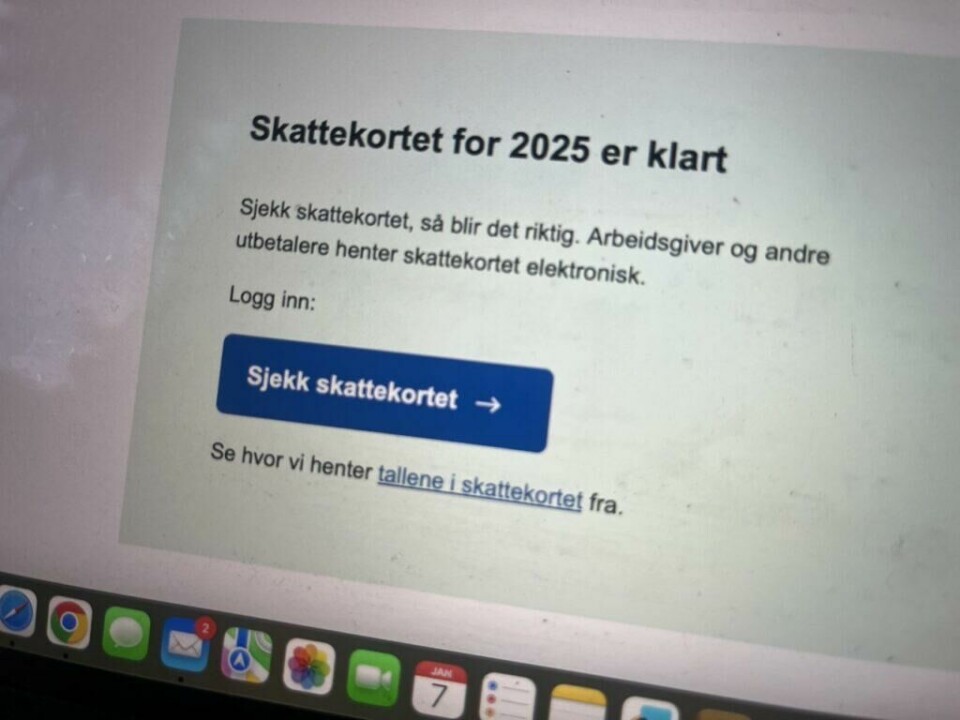 Det er viktig å sjekke at formuen og gjelden din er korrekt oppført, og at du har fort opp alt du har av lån, og ikke bare boliglånet ditt. Dette fordi du får fradrag på alt du betaler av renter. (Foto: Cecilie Aasland / ABC Startsiden) Bildet viser en person som bruker en MacBook Air for å navigere på nettsiden til Skatteetaten i Norge. Skjermen viser en side med tittelen 'Person' og en melding om at skattekortet for 2025 er klart. Det er en fremhevet knapp som sier 'Sjekk skattekortet,' og siden inneholder en illustrasjon av et skattekort. I bakgrunnen er det et gardin med naturlig lys som slipper inn. Personen holder hånden på datamaskinens styreflate mens de ser på skjermen. Skattekortet for 2025 er tilgjengelig, men ikke fall for fristelsen med å bare la det skure og gå og satse på at alt er riktig innført. Skatteetaten. vet nemlig ikke alt om deg, og eventuelle feil kan føre til at du betaler for mye i skatt eller en heftig restskatt. Vi forteller hva du må sjekke!