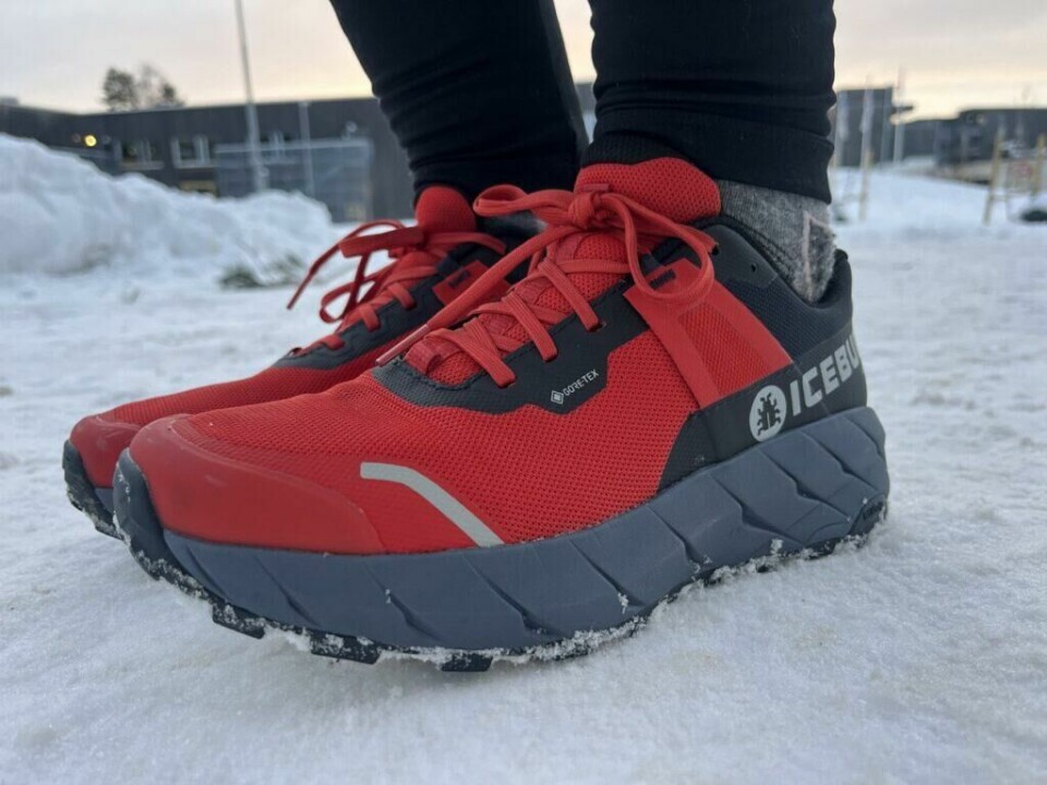 Enten du er på utkikk etter jogge- eller løpesko med eller uten pigg er en ting sikkert, man trenger skikkelige joggesko om vinteren! Vi avslører hvilke løpesko med og uten pigger som er best i test til både dame og herre i 2024 og 2025! (Foto: Cecilie Aasland / ABC Startsiden)