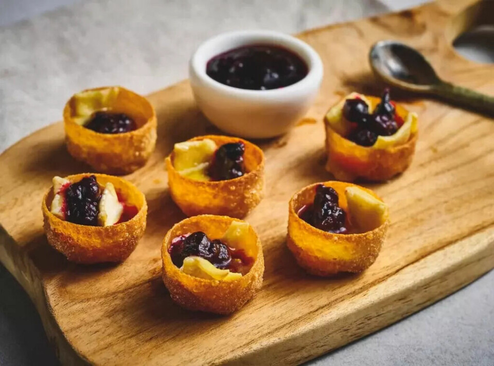 Gratinerte krustader med brie og solbær: Oppskrift på smakfull forrett
