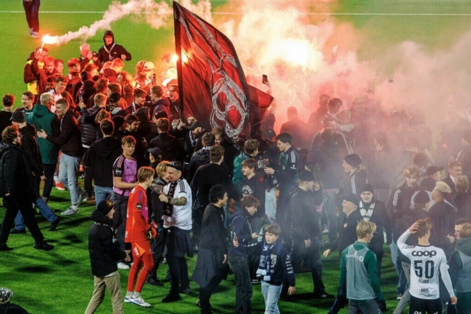 Kristiansund, 1. desember 2024. Kaotiske scener utspiller seg når Rosenborg-supportere stormer banen etter eliteseriekampen i fotball mellom Kristiansund og Rosenborg, som endte 0-4. Foto: Svein Ove Ekornesvåg / NTB. (Foto: Svein Ove Ekornesvåg / NTB)