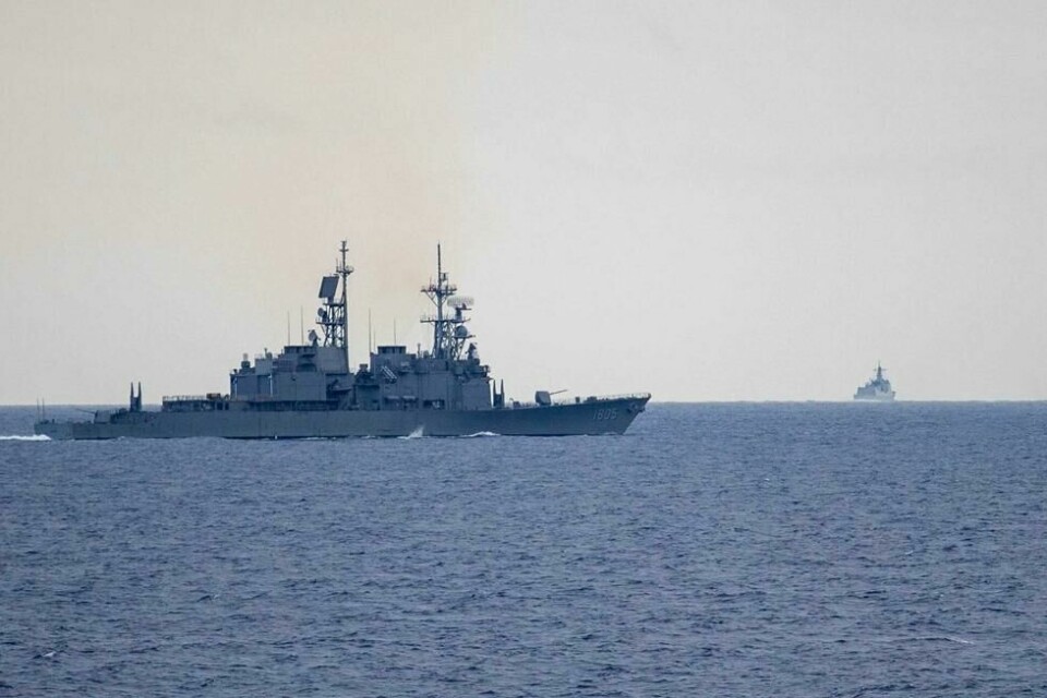 Et bilde gitt ut av forsvarsdepartementet på Taiwan viser kinesiske marinefartøy som øver utenfor øya torsdag. Øvelsen fortsetter fredag, og omfatter også simulerte bombeangrep fra fly, ifølge kinesiske medier. Et bilde gitt ut av forsvarsdepartementet på Taiwan viser kinesiske marinefartøy som øver utenfor øya torsdag. Øvelsen fortsetter fredag, og omfatter også simulerte bombeangrep fra fly, ifølge kinesiske medier. Foto: Taiwans forsvarsdepartement / AP / NTB / AP