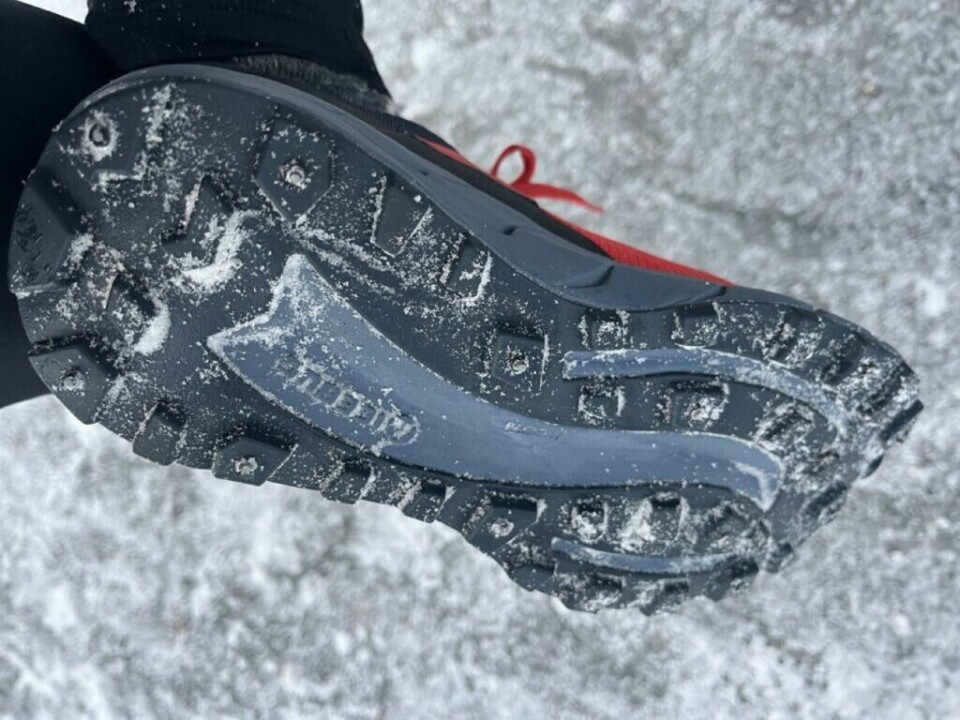 Brodder og piggsko fra Icebug, Snowline, Nordic Grip og Salomon. Piggsko og brodder kan være en god følgesvenn gjennom vinteren. Vi avslører også hvilke piggsko og brodder til dame og herre som er best i test! (Foto: Cecilie Aasland / ABC Guider)