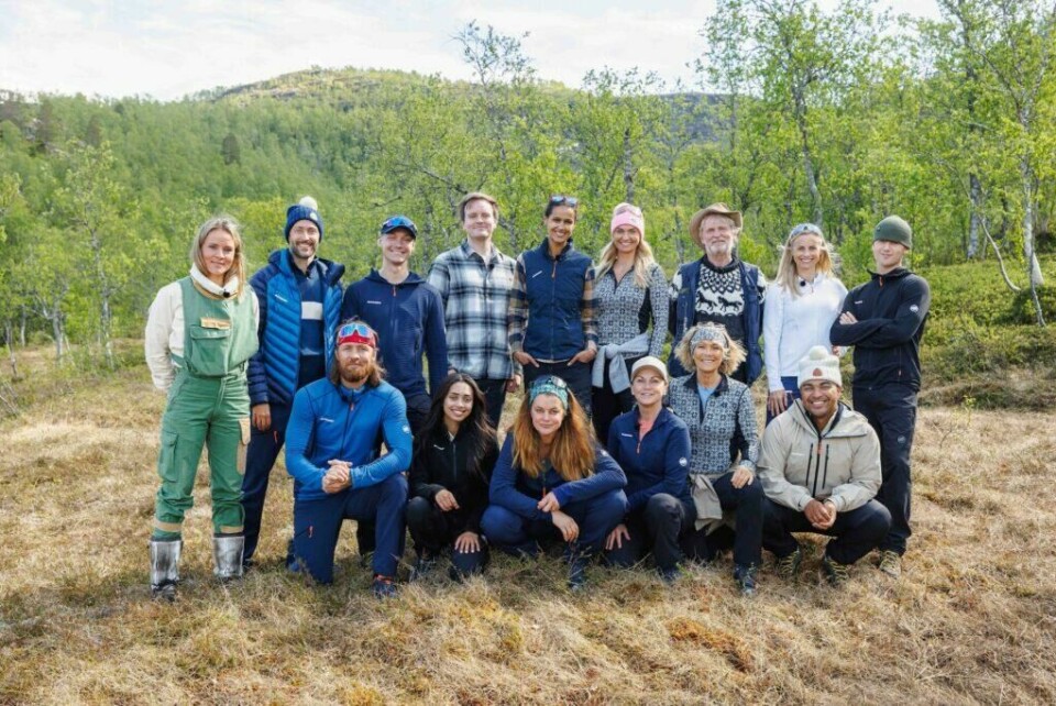 Programleder for «Vokteren: Fjellet gir – fjellet tar», Helene Olafsen sammen med deltakerne (Foto: TV 2) Promobilde som viser deltakerne i TV 2s nye fjell-reality og programleder Helene Olafsen