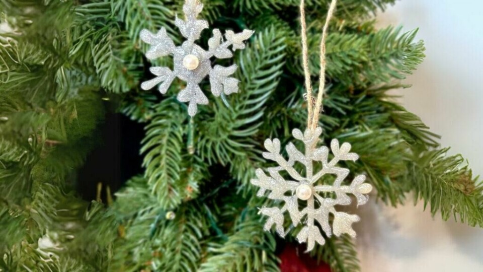 Glitrende snøkrystallpynt i granen gir et enkelt og stemningsfullt preg til julefeiringen. (Foto: Kreative Ideer/ Miriam Schjetlein)