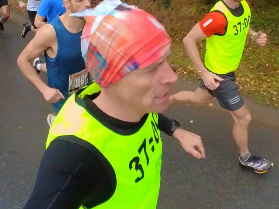 Hvordan unngår vi vondter og skader når vi løper? Her erAndreas Gossner fra Løpetrening.nofartsholder på HytteplanMila 10km. (Foto: Andreas Gossner / løpetrening.no )