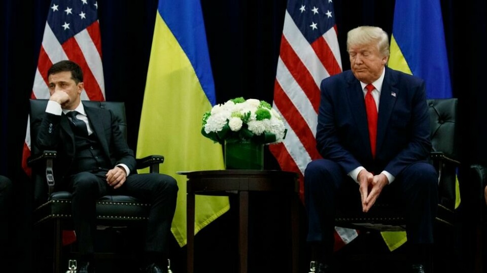 USAs president Donald Trump (t.h.) kritiserer Volodymyr Zelenskyj for å ikke ha inngått en fredsavtale med Russland. Samtidig kritiserer han Biden-administrasjonens omfattende militærstøtte til Ukraina. Bildet er fra da de to møttes i september 2019. Foto: Evan Vucci / AP / NTB