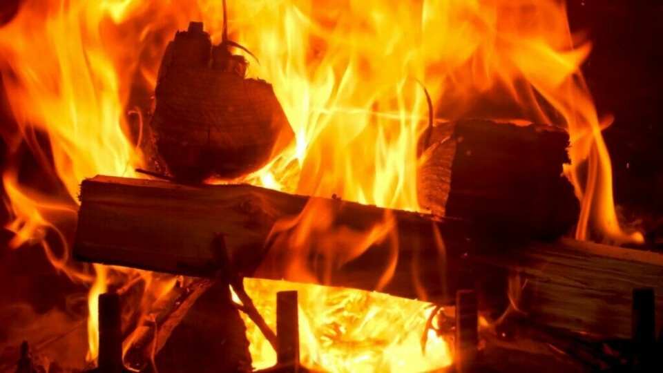 Visste du at til tross for nordmenns trofaste forhold til fyring i peisen er det mange som fyrer feil? Det finnes nemlig både en «ny» og «gammel» måte å fyre i peisen. Vi viser hvordan du gjør det riktig. (Foto: Colourbox)