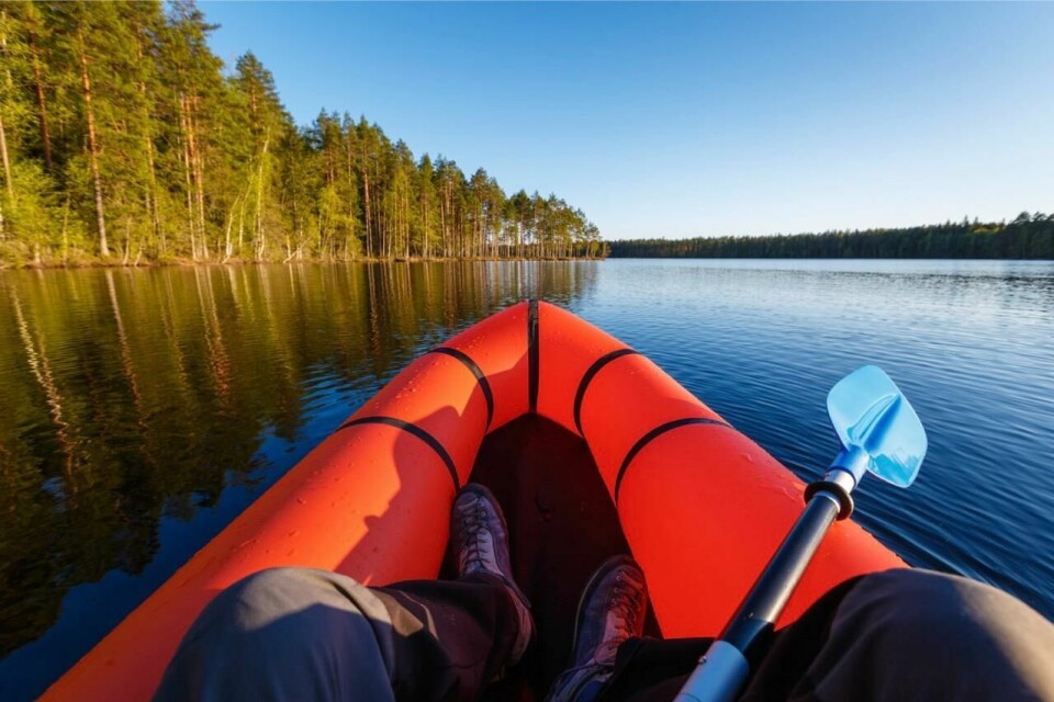 Stadig flere får øynene opp for padling i Norge, og vil du bevege deg over lengre avtander og padle på turen, er det både enkelt og mulig med en packraft i sekken. Her finner du packraftene som er best i test i 2025. Testvinnerne er fra Kokopelli, Alpacka og MRS. (Foto: Colourbox.com)