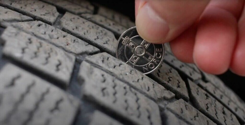 Nå er det på tide å sjekke at du har riktig mønsterdybde på dekkene dine før vinteren. Vi viser hvordan du enkelt kan sjekke dette selv med et kronestykke. (Foto: ABC Brand Studio)