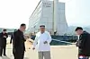 Kim Jong-un vil satse på mer moderne fasiliteter på det nordkoreanske feriestedet Kumgang. Dermed ser det stygt ut for det 30 år gamle flytende hotellet i bakgrunnen. Foto: AP / NTB scanpix.