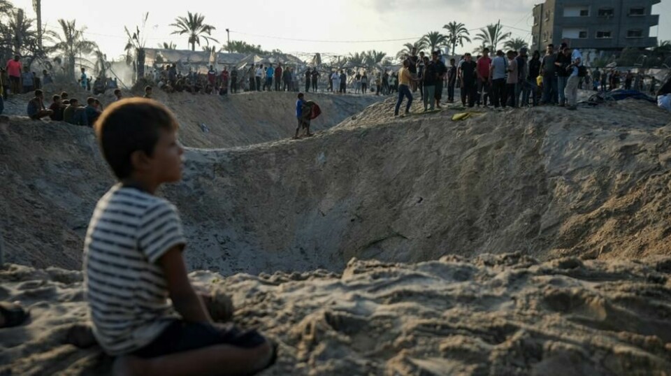 Kritikere av FN mener det er vanskelig å forstå at organisasjonen ikke kan klare å få til våpenhvile mellom Hamas på Gaza og Israel. Her sitter en palestinsk gutt og betrakter ødeleggelsene etter et israelsk bombeangrep i september. Foto: Abdel Kareem Hana / AP / NTB