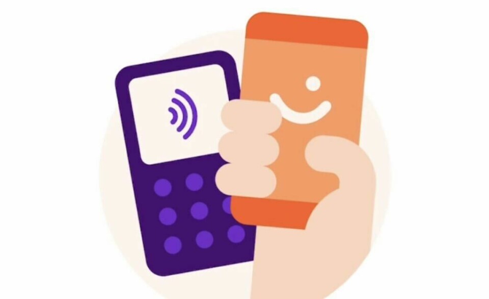 Betal enkelt med Vipps! Nå kan du bruke mobilen til kontaktløs betaling – raskt, sikkert og praktisk. (Foto: Kreative Ideer/ Aurora Lange) Illustrasjon av en hånd som holder en mobiltelefon med Vipps-app, rettet mot en kortterminal med kontaktløs betalingsikon. Symboliserer enkel betaling med mobil og Vipps.