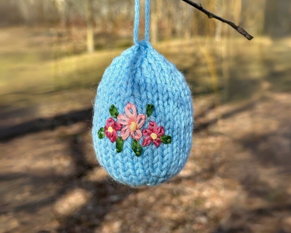 Strikket påskeegg med broderte blomster, laget med løkkesting og franske knuter. (Foto: Miriam Schjetlein)