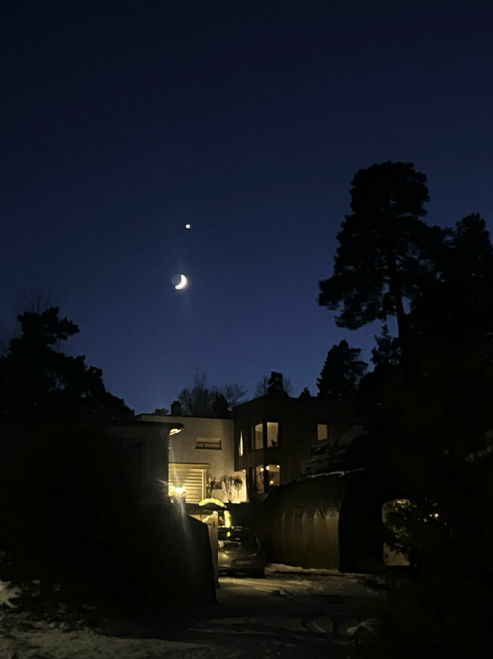 Ifølge en ny, svensk studie stemmer det at man sliter med søvnen når det er fullmåne og at menn reagerer mer enn kvinner. Bildet viser en stille nattescene med en halvmåne og en lysende stjerne eller planet tydelig synlig på den mørkeblå himmelen. Forgrunnen består av en snødekket bakke, med skygger av store trær og en boligområde i bakgrunnen. Husene er opplyst med varmt lys som skaper en kontrast til den kalde nattestemningen. Bilene og de snødekte detaljene antyder en rolig vinternatt, med en følelse av ro og stillhet i omgivelsene. Fullmånen er forbundet med en rekke myter, men påstanden om at den er forstyrrende på nattesøvnen er ikke en av dem! Vi har sett på forskningen og funnet svaret på hvorfor fullmånen påvirker søvnen din og ikke minst hvem av kvinner og menn som er hardest rammet.