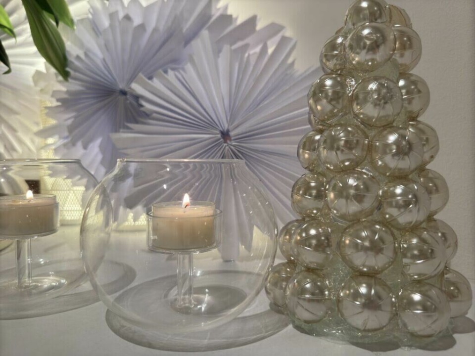 Moderne julepynt laget av sjokoladepapiret til Toffifee – et stilig alternativ for julens dekorasjoner. (Foto: Kreative Ideer/ Aurora Lange)