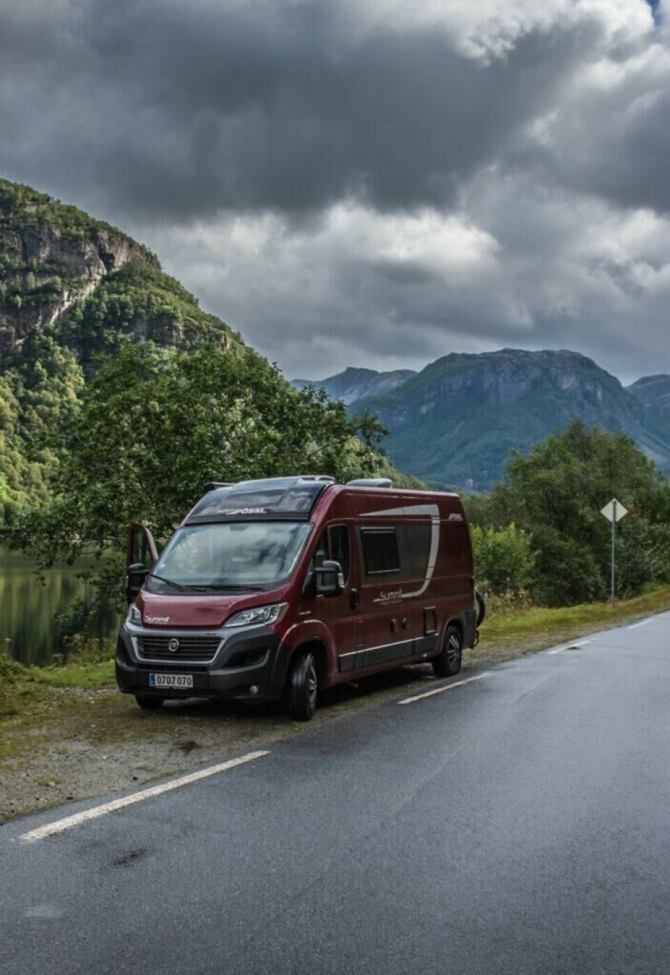 Villcamping og fricamping er ikke det samme. Senior kommunikasjonsrådgiver i NAF, Nils Sødal forklarer hva forskjellene er. Rød campingbil som villcamper på siden av en vei på norgesferien. senior kommunikasjonsrådgiver i NAF, Nils Sødal, som forklarer hva du må tenke på før du velger å campe i det fri. Det finnes nemlig noen regler du må følge når du skal fricampe på norgesferien.