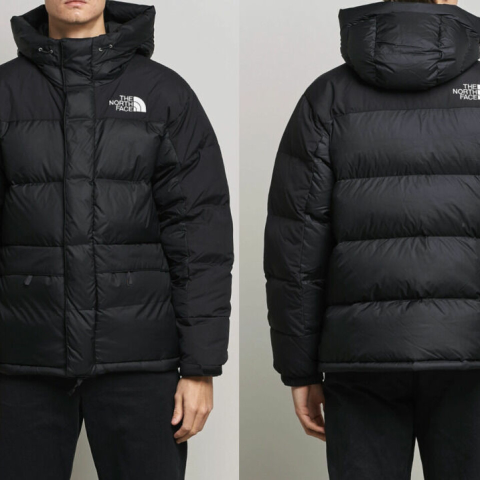 Svart, varm vinterjakke fra The North Face som passer godt for vinterlige forhold! (Foto: Montasje av bilder fra Care of Carl) Bildet viser to bilder av en svart vinterjakke fra The North Face. Jakken er designet for å være varm, med en tykk og polstret konstruksjon som er delt inn i store, horisontale sømmer. Den har en høy krage og hette med snøring for å beskytte mot kald vind. På forsiden er The North Face-logoen plassert på venstre bryst, mens logoen også er synlig på ryggen, like under skulderen. Jakken har glidelåslommer foran og ser ut til å være laget for både funksjonalitet og stil. Den passer godt for vinterlige forhold, og har en klassisk design som gir god isolasjon. Vi har funnet frem de varmeste vinterjakkene til herre i 2024!