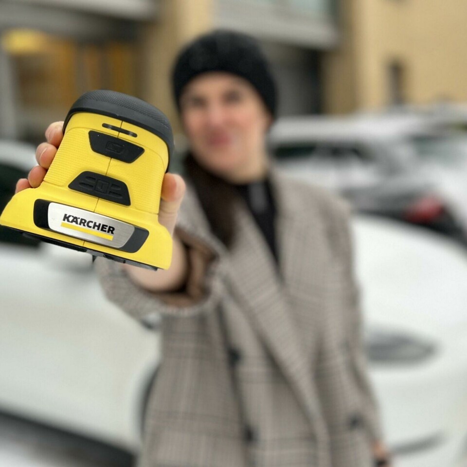 Den elektriske isskrapen Kärcher EDI 4 er både fin i pris og effektiv, men lever den opp til forventningene? Hvorvidt vi bytter ut den tradisjonelle isskrapen med den elektriske nykommeren og hva vi synes om isskrapen får du svaret på her!