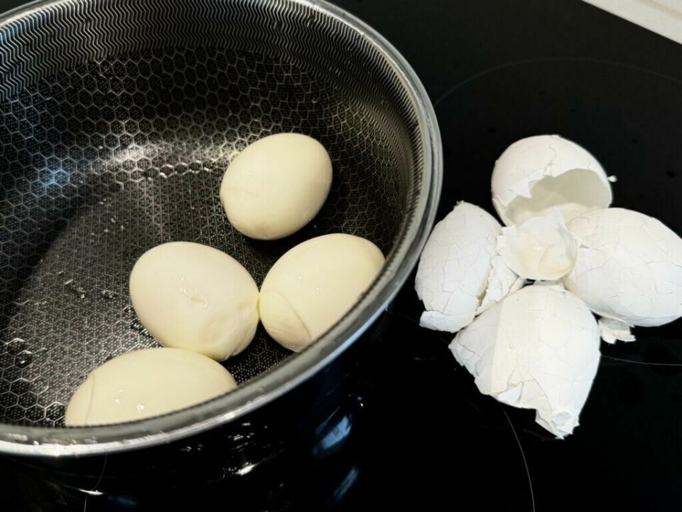 Genialt tips for å skrelle kokte egg. Rist kjelen godt med eggene i for å få skallet til å løsne. (Foto: Kreative Ideer/ Aurora) Bildet viser skrellede egg og tomme eggeskall i en kjele, som illustrerer et tips om å koke eggene med en spesiell metode for å gjøre dem lettere å skrelle. Tipset kan handle om å bruke en metode som å koke eggene i en kjele med en type varmefordelingsmønster, eller å koke eggene på riktig temperatur og deretter avkjøle dem raskt. Skallene ser ut til å ha løsnet enkelt, noe som tyder på at denne metoden kan gjøre prosessen mer effektiv og mindre tidkrevende.