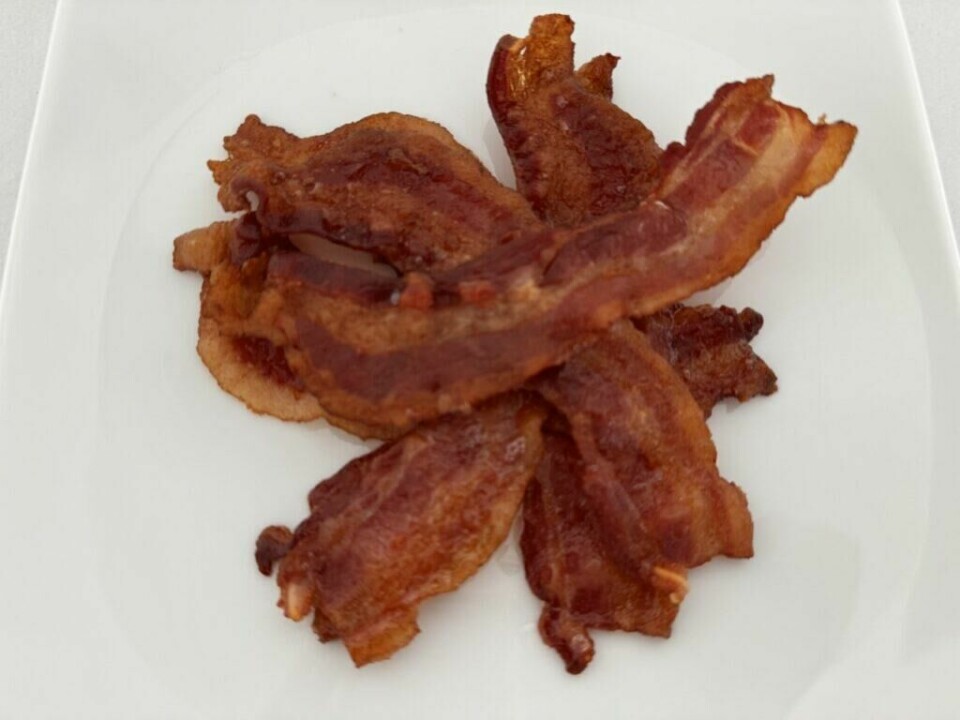 Nystekt bacon servert på en hvit tallerken. (Foto: Kreative ideer/ Aurora Lange)