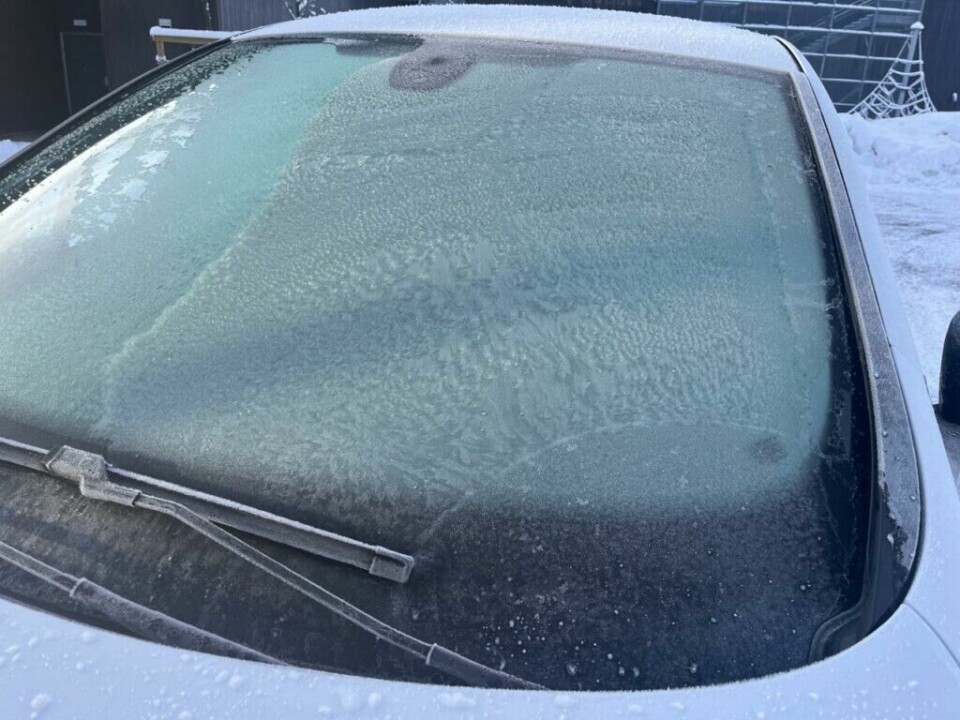 Bilruten den elektriske isskrapen Kärcher EDI 4 skulle få bryne seg på var god nedfrosset etter en hel natt ute i minusgrader. Isen bestod derfor av både frost, vanlig is (om sier deg noe?) og panseris. (Foto: Cecilie Aasland / ABC Guider) Bilde av bilruten på en hvit elbil, Renault Zoe. Dette er bilruten den elektriske isskrapen Kärcher EDI 4 skulle få bryne seg på var god nedfrosset etter en hel natt ute i minusgrader. Isen bestod derfor av både frost, vanlig is (om sier deg noe?) og panseris.