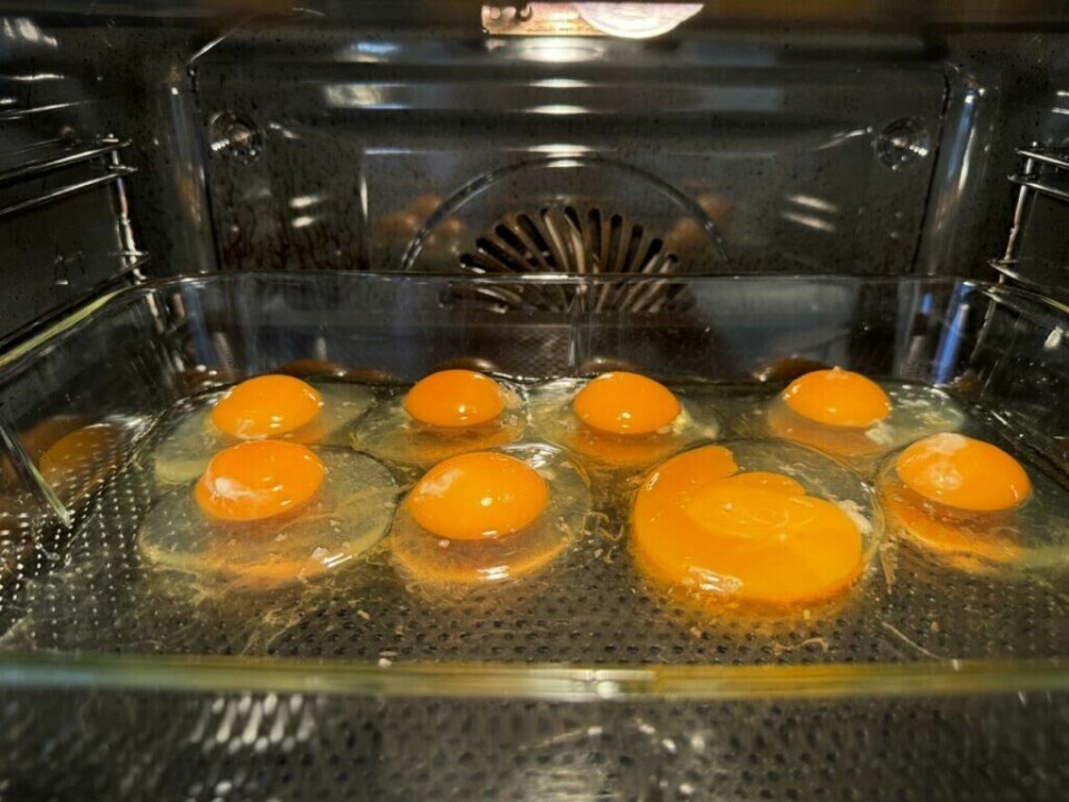 Steking av speilegg i ovnen: Flere egg tilberedes samtidig i en ildfast form, perfekt for å lage en større porsjon på én gang (Foto: Kreative Ideer/ Aurora Lange)