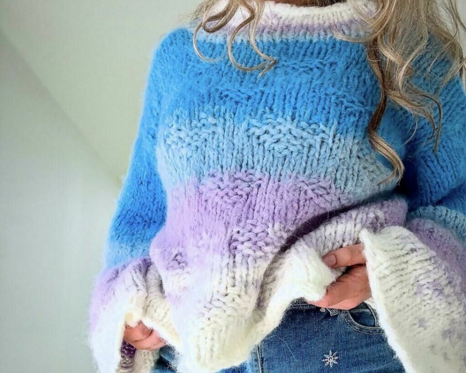 Strikk Bryggegenseren i luftige pasteller – en lett og oversized genser perfekt for kjølige sommerkvelder.Strikket i dobbel tråd Camilla Pihl Fnugg, gir genseren et mykt og fluffy uttrykk som varmer uten å tynge. Enklere blir det ikke – ingen montering og raskt ferdig!